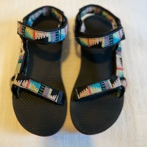 Womens size 7 Tevas